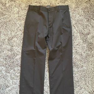 Men’s Gap classic, straight fit dark gray khakis, 28”x30”. Excellent condition!